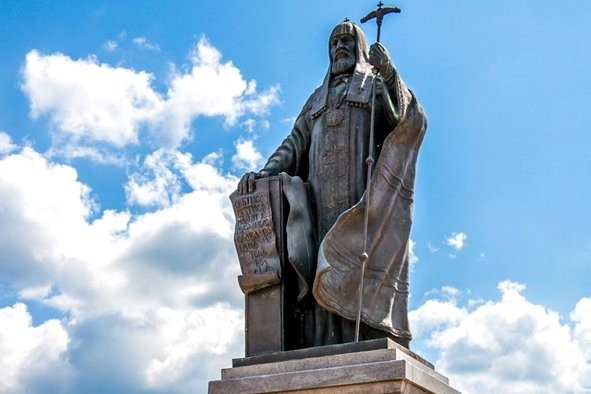  Памятник патриарху Никону