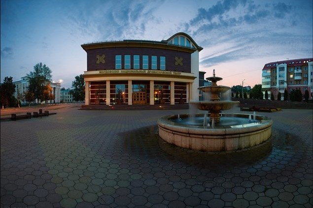 Фонтан у Мордовского национального драматического театра
