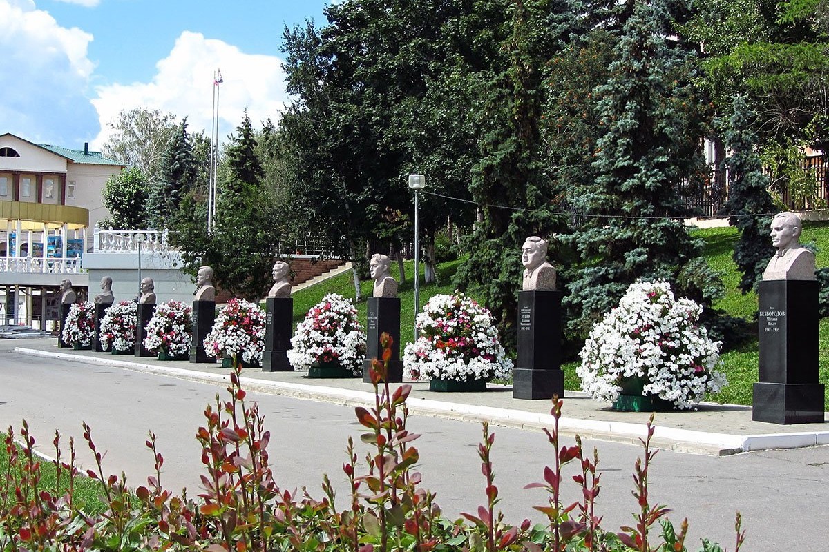 Мемориально-скульптурный комплекс «Аллея Славы»