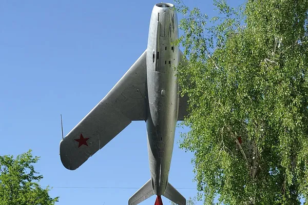 Памятник-реалия «Самолет МиГ-17»