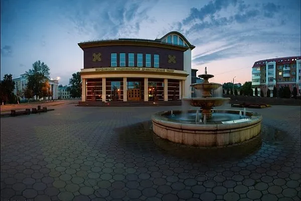 Фонтан у Мордовского национального драматического театра