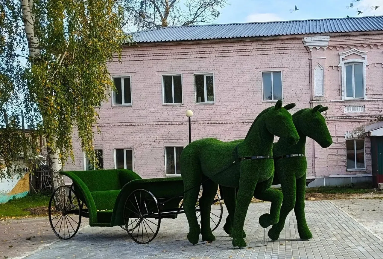 Топиарная композиция украсила площадь Теньгушева